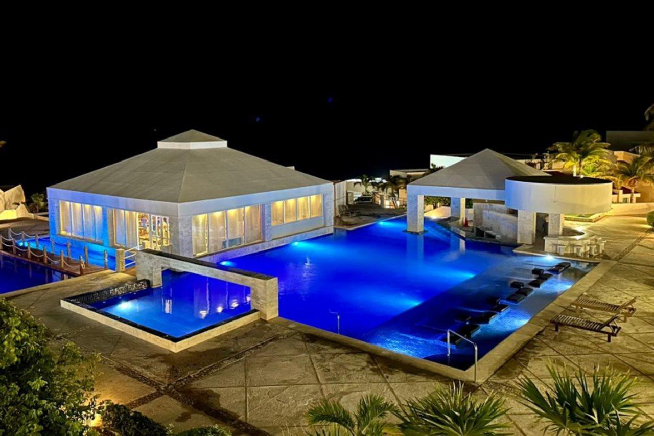 Solymar Beach Condos Канкун Екстериор снимка