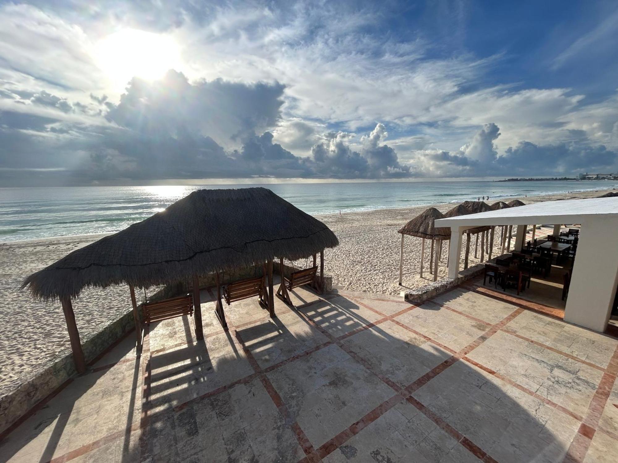 Solymar Beach Condos Канкун Екстериор снимка