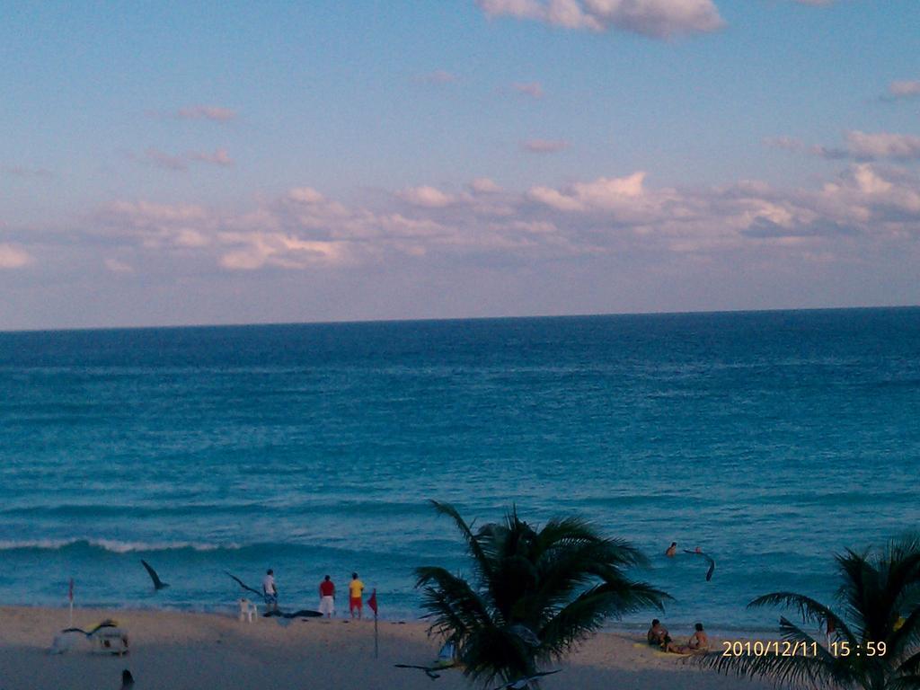 Solymar Beach Condos Канкун Екстериор снимка